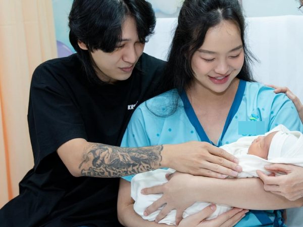 1 Hoa hậu và chồng ca sĩ Vbiz xác nhận đã âm thầm đón con đầu lòng