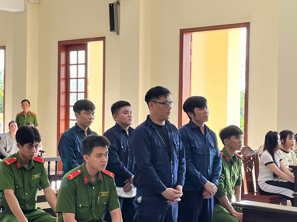 Chủ quán karaoke Tươi Cười đã 'lợi dụng' 3 bé gái chưa đủ 16 tuổi thế nào?