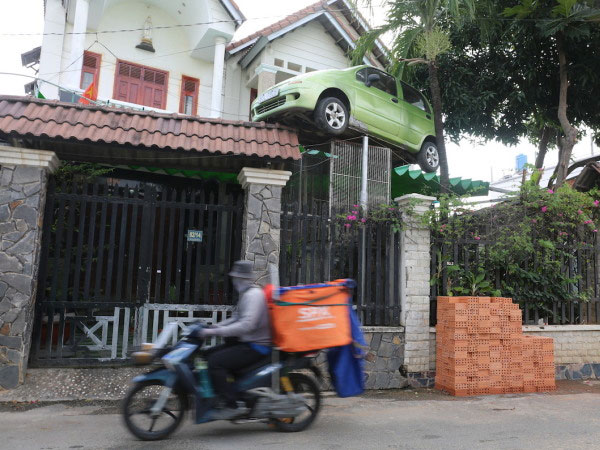 Người đàn ông treo ôtô lên cổng nhà 'làm kỷ niệm'