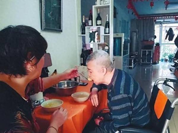 Ly hôn 20 năm, biết chồng cũ bị liệt, người vợ quay về làm điều cảm động