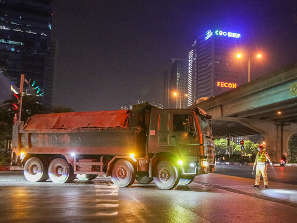 Tài xế ô tô chở quá tải 'méo mặt' vì mức phạt nặng