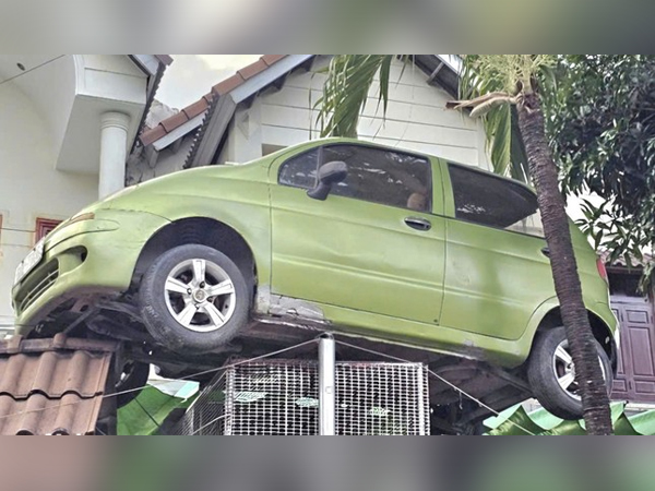 Vận động chủ nhà ở Đồng Nai hạ ô tô 'đậu' trên mái cổng