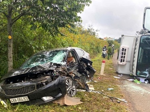 Xe tải mất lái gây tai nạn liên hoàn, nhiều người bị thương nặng