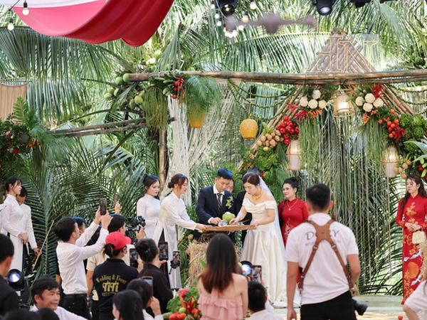 Độc lạ đám cưới trang trí bằng gần 1 tạ rau củ: Lộng lẫy chẳng kém hoa tươi, khách mời ai cũng háo hức 'hái' quà mang về
