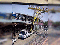 Kính chắn gió bị những thanh thép phía sau va đập mạnh vì tài xế thiếu quan sát khi vận chuyển