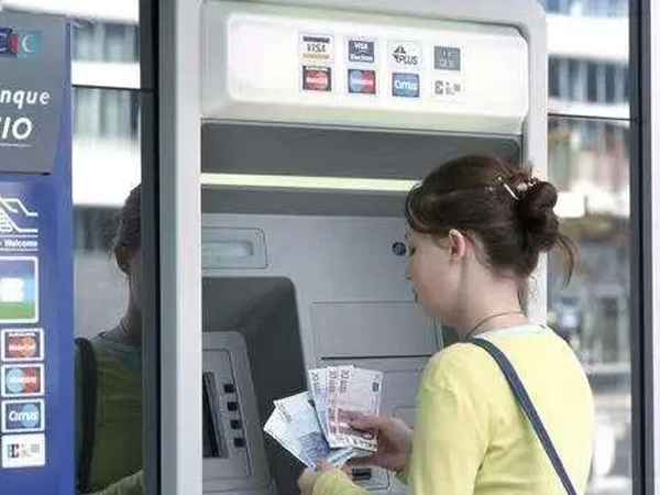 Người phụ nữ rút 35 triệu đồng nhưng ATM 'nhả' gấp đôi, 1 tuần sau ngân hàng liên hệ: Cô phải đền tiền!