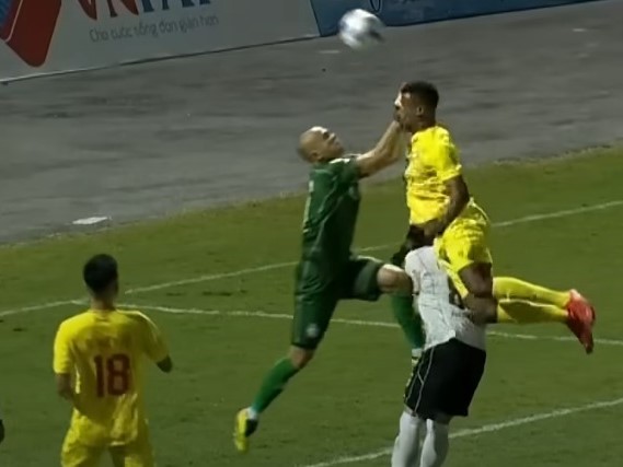 Đấm trúng đầu ngoại binh V.League, cựu thủ môn tuyển Việt Nam gãy xương, rơi vào cảnh trớ trêu