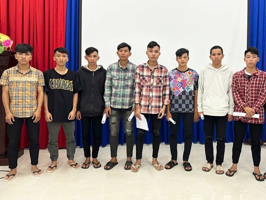 17 đối tượng dùng dao phóng lợn tấn công nhầm người