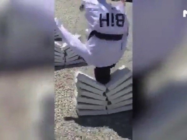 Clip: Võ sĩ Taekwondo dùng đầu đập vỡ 90 tấm bê tông