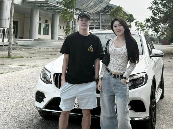 Danh tính mỹ nhân lái Mercedes thân mật chụp ảnh với Văn Toàn