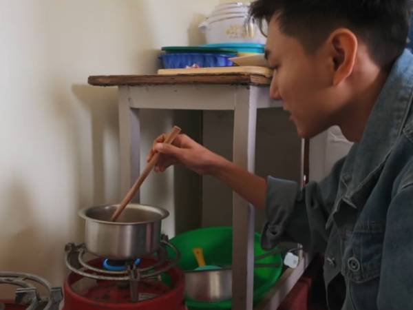 Nấu ăn trên miệng bình gas, Khoai Lang Thang khiến người xem tá hoả khuyên đừng nên thử cách này tại nhà