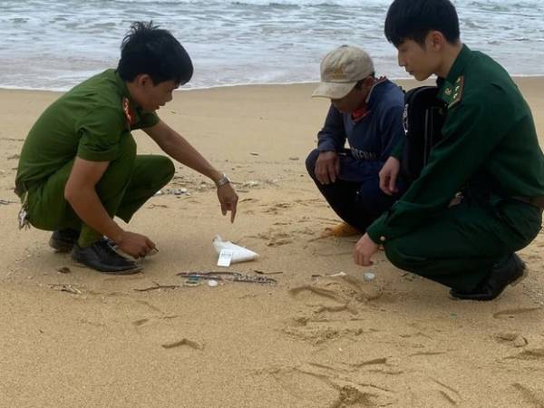 Phát hiện hàng nghìn viên nén ma túy dạt vào bờ biển Quảng Ngãi