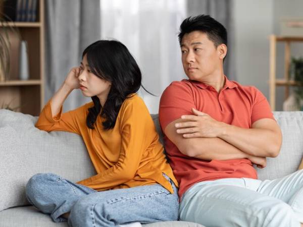 Làm lương hơn 30 triệu/tháng, có sổ tiết kiệm và sổ đỏ bạc tỷ nhưng vợ bầu đòi thuê giúp việc thì chồng lại có hành động gây sốc