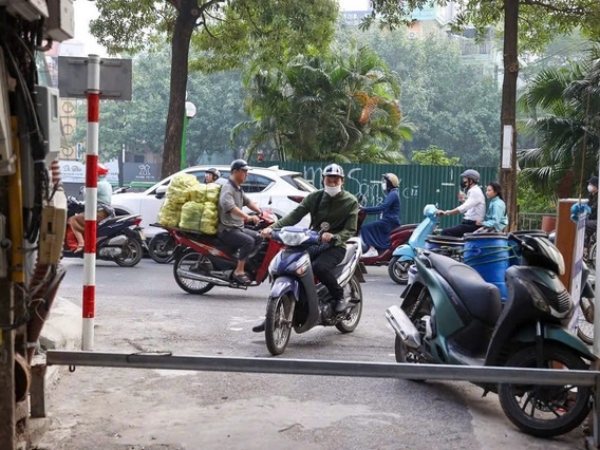 Luật sư nói gì về việc người dân lắp barie ngăn xe ở Hà Nội?