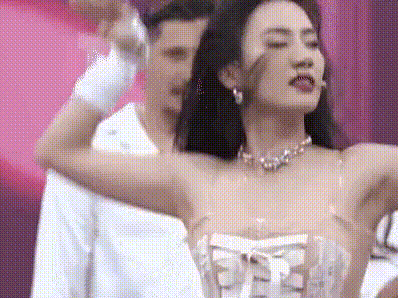 Bước nhảy hoàn vũ vừa trở lại đã gây tranh cãi