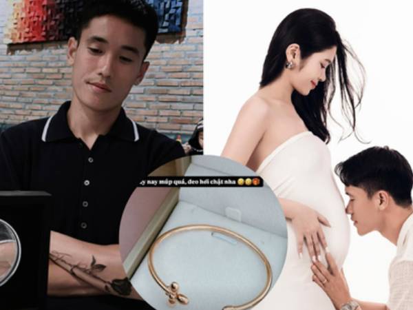 Vừa tặng đồng hồ 500 triệu, trung vệ U23 Việt Nam lại tặng vàng cho vợ bầu, phản ứng của nàng WAG mới bất ngờ