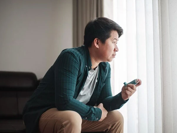 Mẹ vợ đến chăm con gái ở cữ được nửa tháng thì đòi về quê, biết nguyên nhân từ một thứ trong tủ lạnh mà tôi bất lực