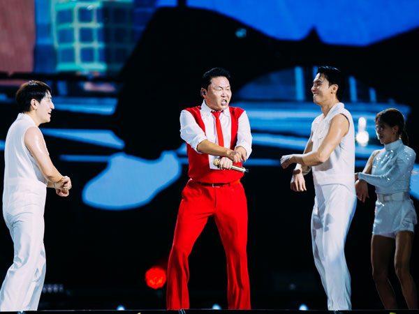 PSY mang siêu hit 5.3 tỷ views 'đốt cháy' sân khấu đầu tiên ở Việt Nam, khán giả vỡ oà trước phong độ biểu diễn của ông hoàng Kpop!