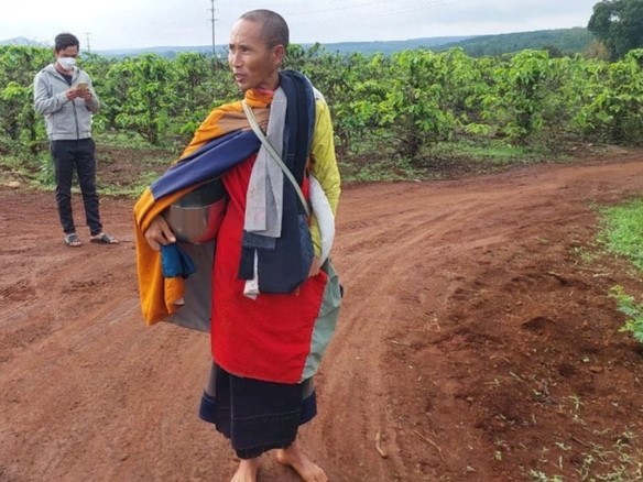 Ông Thích Minh Tuệ ra thông báo muốn đi bộ đến Ấn Độ, có dấu mộc công ty