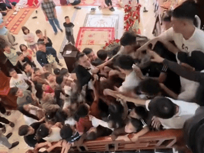 'Lấy vợ là bể khổ': Chú rể Bắc Ninh bị đám đông 'xâu xé' trên cầu thang, tung ra 1 thứ mới được đón dâu