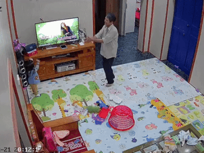 Gọi mãi không thấy bố chồng trả lời, con dâu mở camera lên xem thì không thốt nên lời khi thấy cụ ông đang làm 1 việc