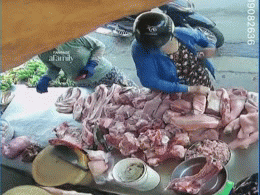 Quầy thịt lợn bất ổn: Vừa bị 2 thanh niên chạy SH cướp giật, lại gặp ngay kiếp nạn từ bà cô láu cá