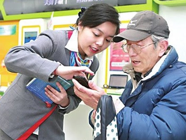 Cụ ông để tiền trong thẻ ngân hàng, 7 năm sau đi rút thì ngỡ ngàng: Không lãi đồng nào, số dư còn 0 đồng
