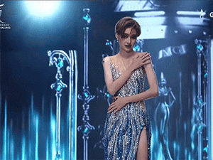Thí sinh Hoa hậu gây sốt vì biểu cảm lạ lùng, catwalk như con trai