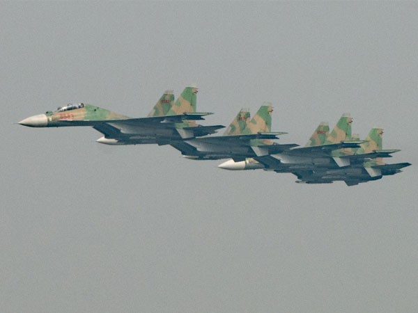 7 chiếc tiêm kích Su30 và trực thăng Mi bay trên bầu trời Hà Nội