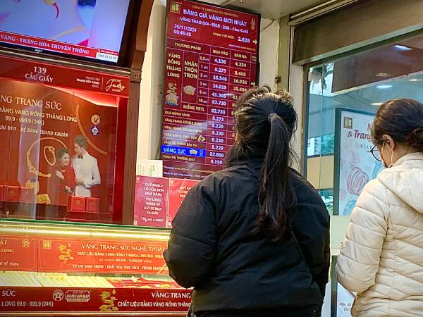 Giá vàng lao dốc, tiệm vàng Hà Nội bán xả mạnh nhẫn trơn