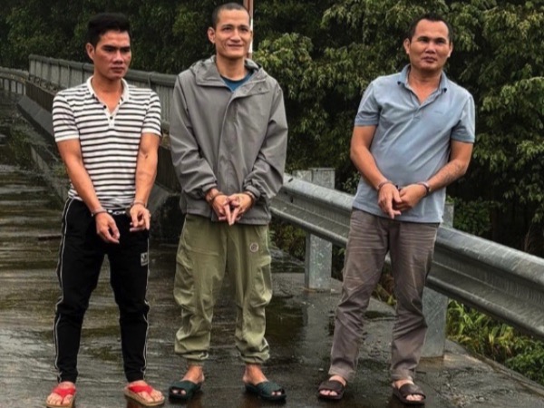 Tóm gọn nhóm 'cẩu tặc' dùng xe ô tô đi trộm chó