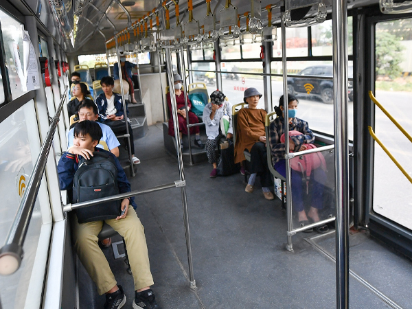 Cảnh trống vắng trên xe buýt nhanh BRT và nhà chờ