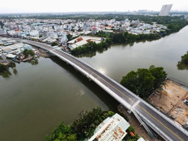 Cầu 500 tỷ đồng cửa ngõ khu Nam TPHCM trước ngày thông xe