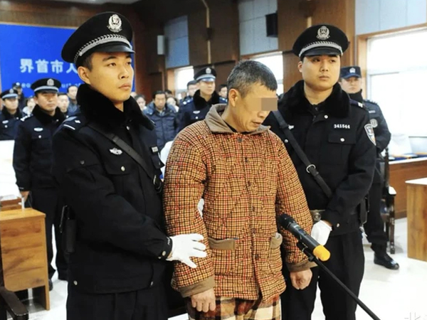 Nam thanh niên ăn lạp xưởng trộm được bị tử vong, bố mẹ đòi người làm đền tội: Tòa án phán quyết ra sao?