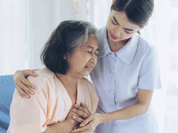 Thanh toán viện phí giúp mẹ chồng, khỏi bệnh bà nói mấy câu đau điếng