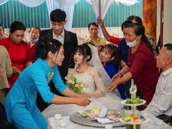 Phong tục lạ ở Vĩnh Phúc khiến cô dâu ngơ ngác giữa đám cưới