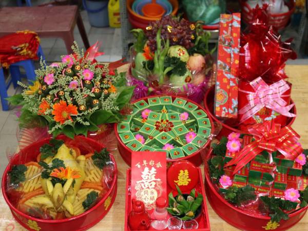 Ngày dạm ngõ, bố vợ tương lai mở tráp ăn hỏi, nhìn qua sính lễ rồi ném nắp tráp xuống nền nhà, hỏi một câu khiến nhà trai choáng váng bỏ về