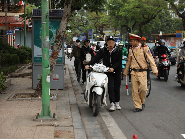 Học sinh được bố mẹ giao xe máy trên 50 phân khối để chở em đi học