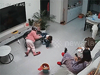 Tình huống nguy hiểm khi hai đứa trr vô tình làm vỡ bàn kính trong nhà