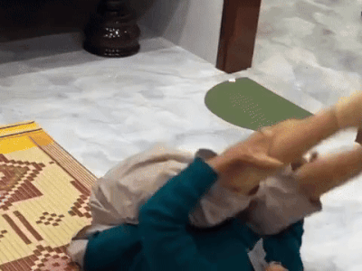 Về quê chơi thấy bà nội 93 tuổi liên tục làm 1 việc trên chiếu, cháu gái quay clip kể cho tất cả mọi người