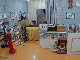 Clip: Người phụ nữ bị chồng đánh dã man trong tiệm spa làm đẹp, nguồn cơn phía sau càng khiến nhiều người phẫn nộ