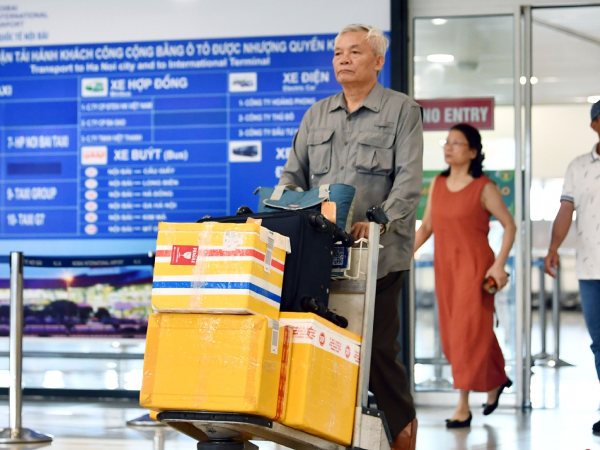 Bay 'lệch đầu' đón khách, giá vé máy bay Tết một chiều rẻ bèo