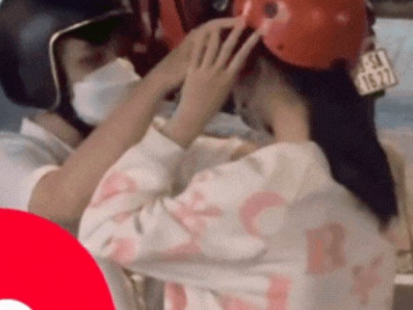 Hoa hậu Vbiz và bạn trai bị 'tóm' hành động khác thường giữa đường, chuyện gì mà hàng trăm nghìn người 'dính cứng ngắc'?