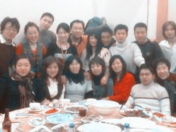 Đi họp lớp, hoa khôi bị cười nhạo vì đứng lên gói đồ ăn thừa: Ra về, cả lớp điếng người trước 1 cảnh tượng
