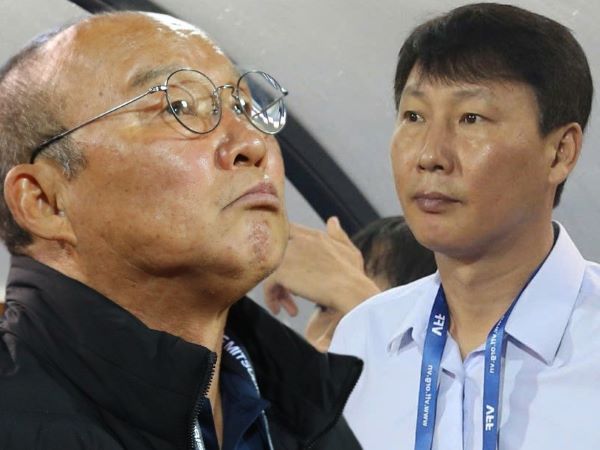 HLV Kim Sang-sik tiết lộ bản chép tay đặc biệt: 'Tôi làm vậy để kế thừa HLV Park Hang-seo'