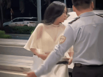 3 triệu người xao xuyến khi cố tua chậm cảnh mỹ nhân bước xuống xe: Hào quang cô ấy chói quá!