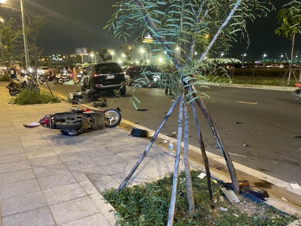 Ô tô tông liên hoàn 3 xe máy ở cửa ngõ TPHCM, 4 người bị thương