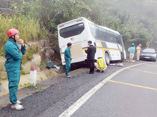 Ô tô chở khách nước ngoài lao vào vách đá, nhiều người bị thương ở Khánh Hòa