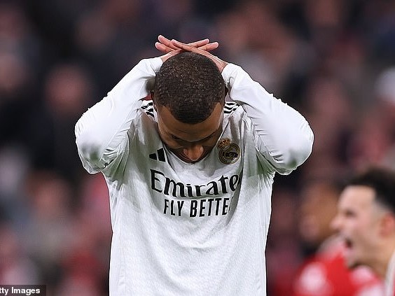 Fan Real đốt áo, tẩy chay Mbappe