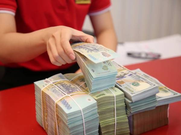 Vì sao phải phạt ngân hàng nếu ép khách vay tiền mua bảo hiểm?